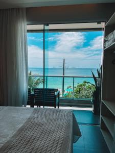 une chambre avec un lit et une vue sur l'océan dans l'établissement Pousada Gaúcha, à Bombinhas 118 autres photos