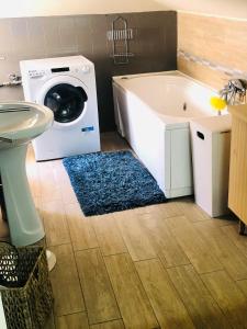 a bathroom with a washing machine and a bath tub at Deliziosa mansarda a due passi dal mare in Francavilla al Mare +10 photos
