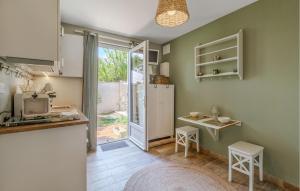 cocina con nevera, mesa y encimera en Nice Apartment In Saint-Palais-Sur-Mer, en Saint-Palais-sur-Mer