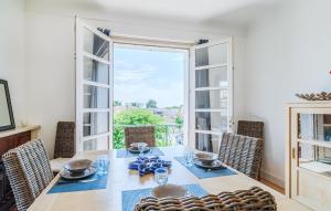 Un comedor con una mesa y un gran ventanal. en Cozy Apartment In Saint-Palais-Sur-Mer, en Saint-Palais-sur-Mer