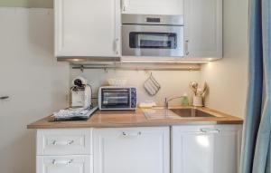 cocina con encimera, microondas y fregadero en Nice Apartment In Saint-Palais-Sur-Mer, en Saint-Palais-sur-Mer