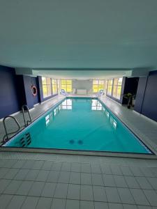 Kolam renang di atau dekat dengan Le nid de Sitelle, appartement, piscine et sauna