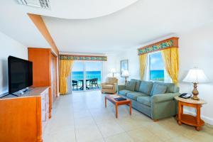 Телевизор и/или развлекательный центр в Fort Lauderdale Beach Resort by Vacatia
