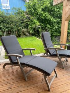 two lounge chairs sitting on a deck at Overkamps - das Ferienhaus Odernheim in Odernheim