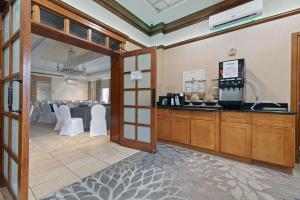 Kuchyň nebo kuchyňský kout v ubytování Hotel Executive Suites