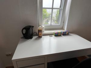 a white desk in a room with a window at Mehrere Zimmer in erster Lage in Siegen