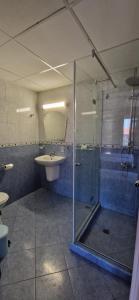 Koupelna v ubytování Kirios Hotel