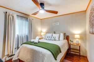 Postel nebo postele na pokoji v ubytování Deck and Fire Pit Pet-Friendly Pocono Lake Abode! + 33 fotografií