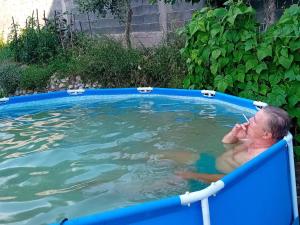un uomo anziano in una jacuzzi in una piscina di MEDINA a Sarajevo