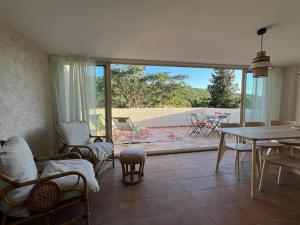 里耶Appartement 7 pers-Terrasse-Vue Parc的一间带桌椅的客厅和一个庭院