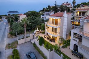 una vista aérea de una casa en ILIOS Luxury Apartment, en Nea Iraklitsa