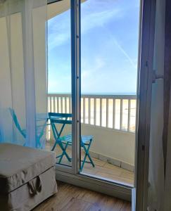 Una habitación con balcón con vista al mar. en Studio alcôve, vue mer, 4 personnes, Saint Jean de Monts, en Saint-Jean-de-Monts
