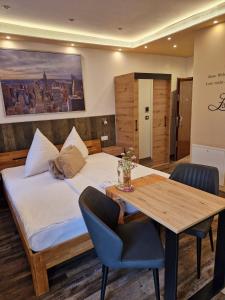 Postel nebo postele na pokoji v ubytování Apartmenthaus Wertheim