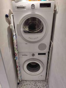 a washer and dryer in a small room at Vakantiehuizen voor 12 personen in Soesterberg
