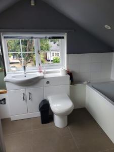 Bilik mandi di Avalon Guest Suite Ewell