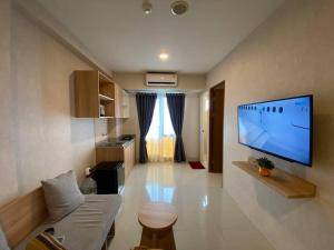 Televisi dan/atau pusat hiburan di Apt Oak Tower 2BR with Wi-Fi & Pool by Damaresa