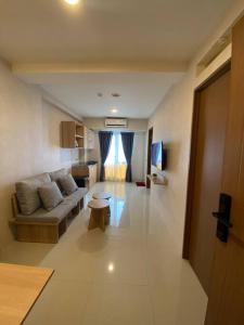 Area tempat duduk di Apt Oak Tower 2BR with Wi-Fi & Pool by Damaresa
