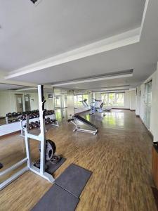 Pusat kebugaran dan/atau fasilitas kebugaran di Apt Oak Tower 2BR with Wi-Fi & Pool by Damaresa
