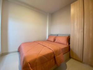 Tempat tidur dalam kamar di Apt Oak Tower 2BR with Wi-Fi & Pool by Damaresa
