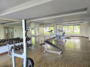 Pusat kebugaran dan/atau fasilitas kebugaran di Apt Oak Tower 2BR with Wi-Fi & Pool by Damaresa
