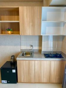 Dapur atau dapur kecil di Apt Oak Tower 2BR with Wi-Fi & Pool by Damaresa