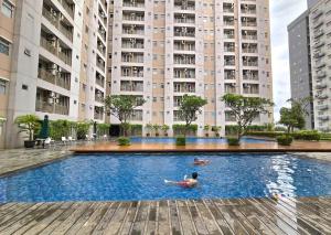 Kolam renang di atau di dekat Apt Oak Tower 2BR with Wi-Fi & Pool by Damaresa