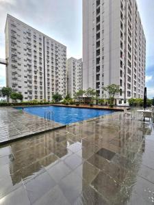 Kolam renang di atau di dekat Apt Oak Tower 2BR with Wi-Fi & Pool by Damaresa