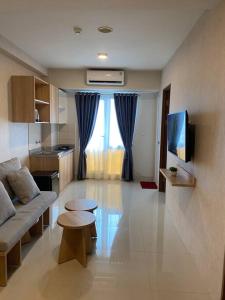 Televisi dan/atau pusat hiburan di Apt Oak Tower 2BR with Wi-Fi & Pool by Damaresa