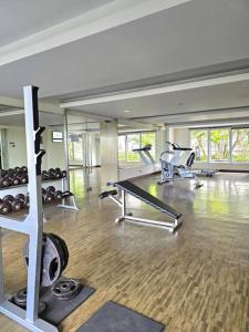 Pusat kebugaran dan/atau fasilitas kebugaran di Apt Oak Tower 2BR with Wi-Fi & Pool by Damaresa
