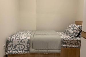 Tempat tidur dalam kamar di Apt Oak Tower 2BR with Wi-Fi & Pool by Damaresa