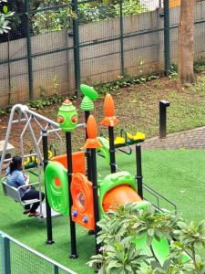 Area permainan anak di Apt Oak Tower 2BR with Wi-Fi & Pool by Damaresa