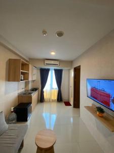 Televisi dan/atau pusat hiburan di Apt Oak Tower 2BR with Wi-Fi & Pool by Damaresa