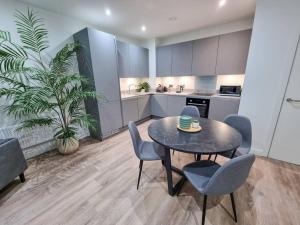 Kuchyň nebo kuchyňský kout v ubytování Stunning 4-bedroom Townhouse with Free Parking