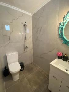 une salle de bains avec toilettes et lavabo dans l'établissement Yaya house, à Skala Sotiros 6 autres photos
