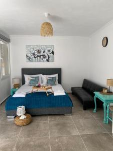 une chambre avec un lit et un canapé dans l'établissement Yaya house, à Skala Sotiros