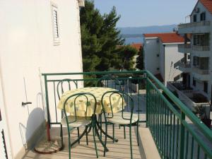 a table and chairs on the balcony of a building at Villa Jasmin in Bol