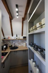 Кухня или мини-кухня в Mountain Oasis
