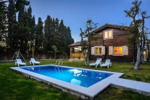 a house with a swimming pool in the yard at Casa Pinares de Roche tres dormitorios in Cádiz