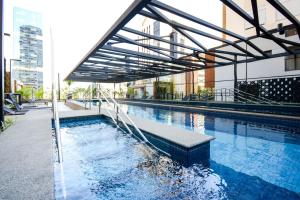 La alberca dentro o cerca de Vila Nova Apartaments By BnbHost