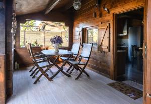 a dining room with a table and chairs in a cabin at Casa Pinares de Roche tres dormitorios in Cádiz