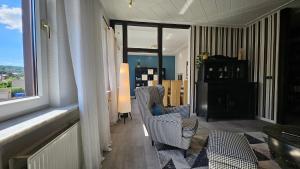 Posezení v ubytování Apartments am Saalebogen mit Gartenterrasse, Grillkamin und freie Parkplätze