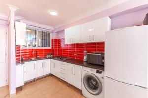 kuchnia z białymi szafkami i pralką w obiekcie Edificio Miami, 2 bedroom w mieście Nerja