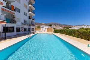 basen przed budynkiem mieszkalnym w obiekcie Edificio Miami, 2 bedroom w mieście Nerja