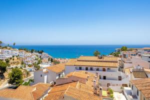 z góry widok na miasto z domami i ocean w obiekcie Edificio Miami, 2 bedroom w mieście Nerja