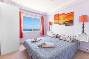 sypialnia z łóżkiem i dużym oknem w obiekcie Edificio Miami, 2 bedroom w mieście Nerja +10 zdjęć