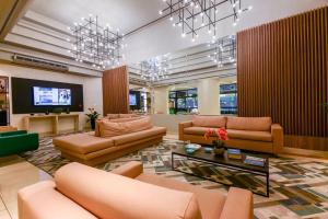 サンパウロにあるWall Street Apartments by BnbHostのソファとテレビ付きのロビー