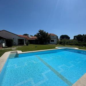 Bazén v ubytování Casa Vale d'Água nebo v jeho okolí