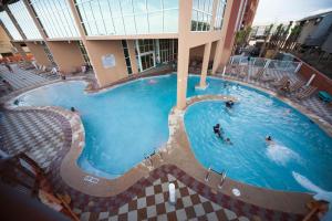 una gran piscina en un edificio con gente dentro en Phoenix Gulf Shores 1901 by Liquid Life, en Gulf Shores