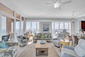 Una sala de estar con sofás y una mesa. en Phoenix Gulf Shores 1901 by Liquid Life, en Gulf Shores