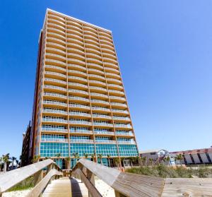 un edificio alto con un puente delante de él en Phoenix Gulf Shores 1901 by Liquid Life, en Gulf Shores